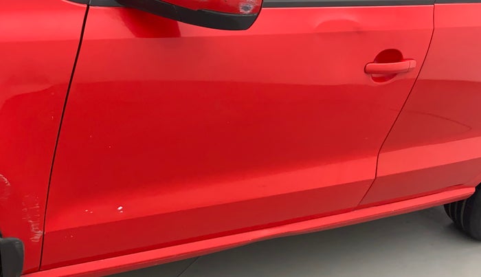2017 Volkswagen Polo HIGHLINE1.5L, Diesel, Manual, 1,21,741 km, Front passenger door - Slightly dented