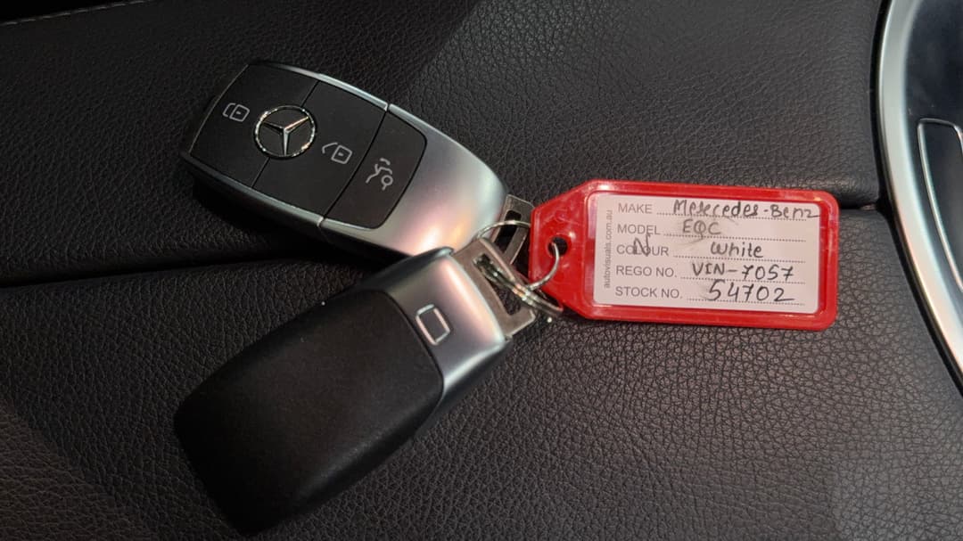2020 Mercedes-benz Eqc 400 4matic, Automatic, 45316 km, Key Close-up