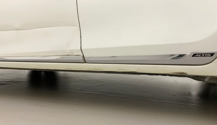 2015 Toyota Corolla Altis VL CVT PETROL, Petrol, Automatic, 1,00,681 km, Left running board - Minor scratches