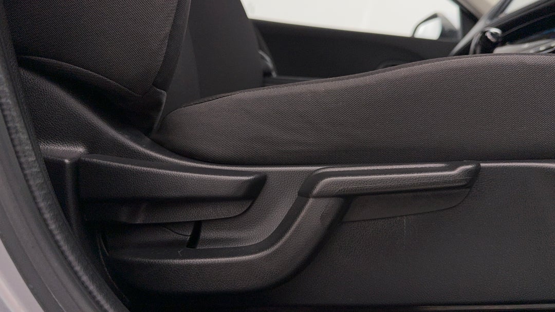 2018 Honda HR-V Vti, Automatic, 65408 km, Drivers Side Adjustment Panel