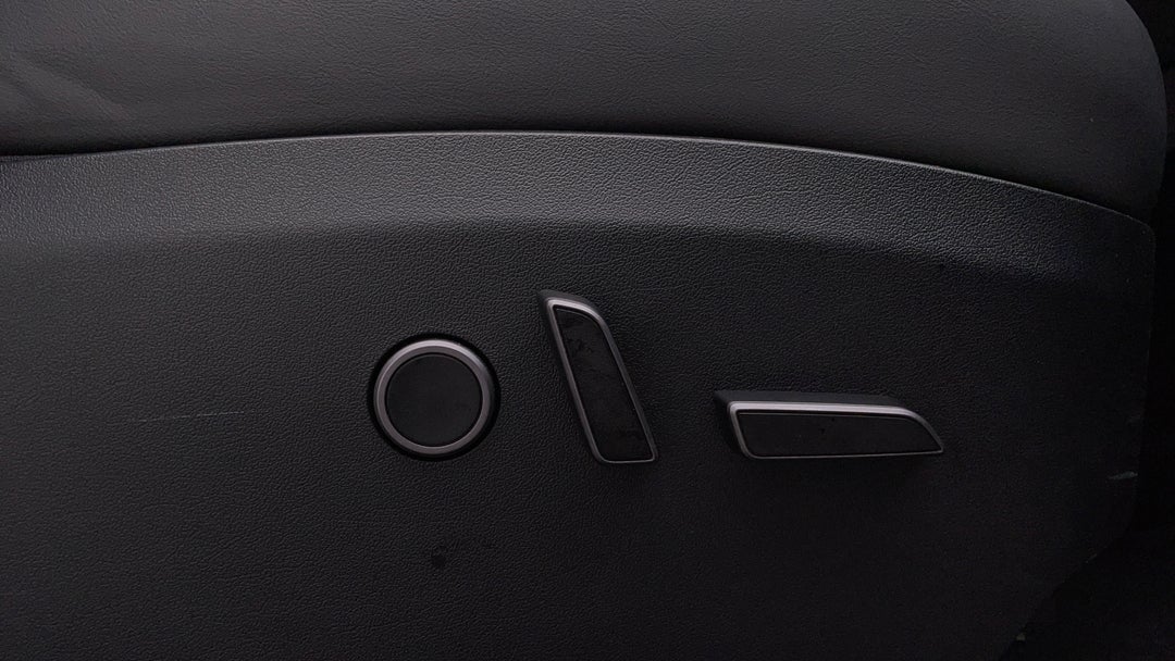 2023 Tesla Model Y Long Range, Automatic, 29105 km, Drivers Side Adjustment Panel