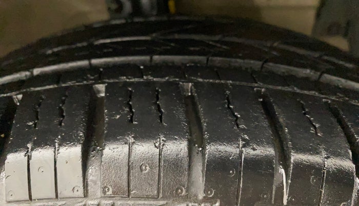2014 Maruti Ertiga VXI CNG, CNG, Manual, 36,893 km, Right Front Tyre Tread