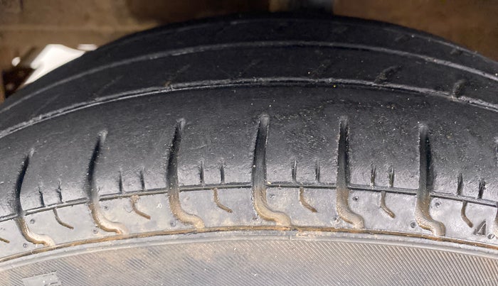 2016 Hyundai Eon ERA PLUS, Petrol, Manual, 34,961 km, Left Front Tyre Tread
