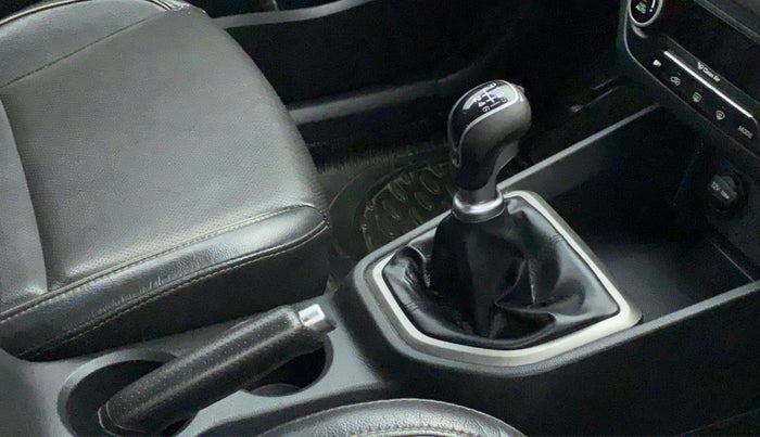 2016 Hyundai Creta 1.6 SX (O) CRDI, Diesel, Manual, 86,720 km, Gear lever - Knob cover torn