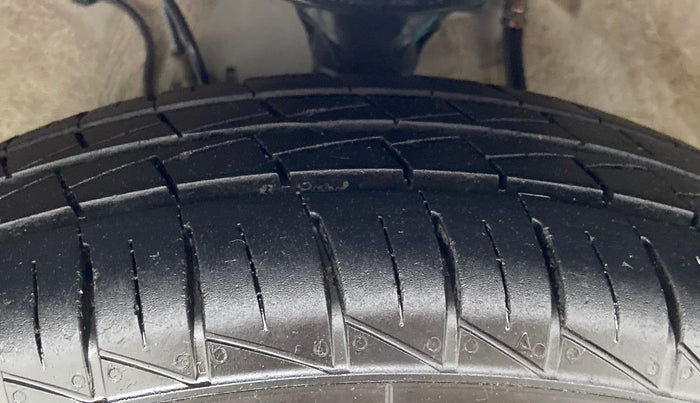 2021 Maruti Alto LXI CNG, CNG, Manual, 27,316 km, Left Front Tyre Tread