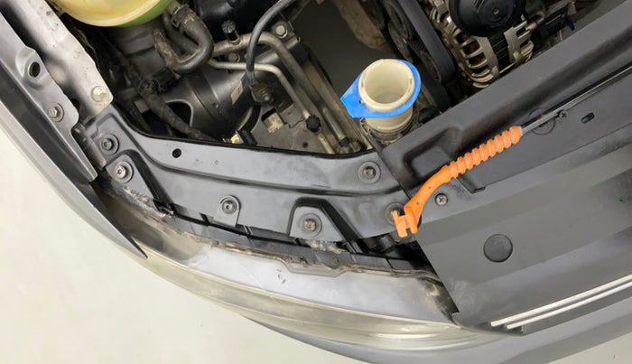2014 Volkswagen Polo HIGHLINE1.2L, Petrol, Manual, 73,854 km, Right headlight - Clamp has minor damage