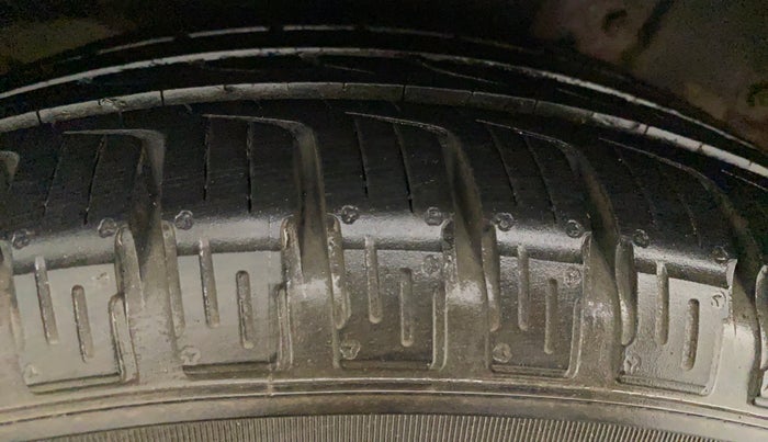 2013 Honda CRV 2.0L 2WD MT, Petrol, Manual, 1,01,803 km, Left Rear Tyre Tread