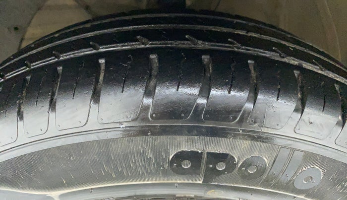 2018 Maruti Swift VXI D, Petrol, Manual, 19,857 km, Left Front Tyre Tread