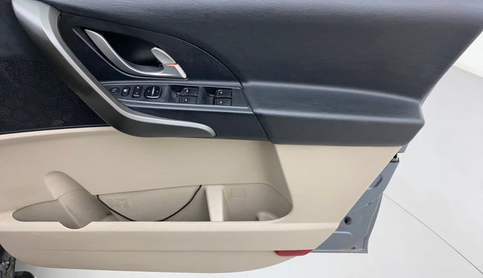 2016 Mahindra XUV500 W10, Diesel, Manual, 74,829 km, Driver Side Door Panels Control