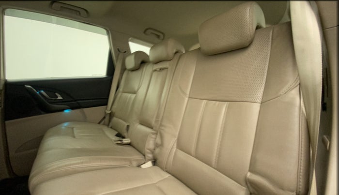 2016 Mahindra XUV500 W10, Diesel, Manual, 74,829 km, Right Side Rear Door Cabin