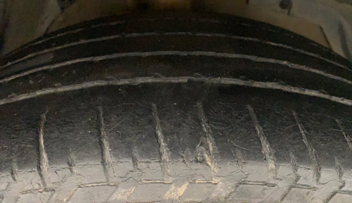 2016 Mahindra XUV500 W10, Diesel, Manual, 74,829 km, Right Front Tyre Tread