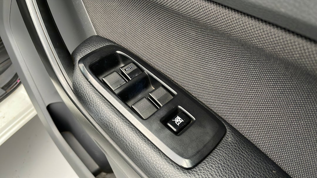 2015 Ford Ranger Xl 3.2 (4x4), Automatic, 107913 km, Drivers Side Door Panel Controls