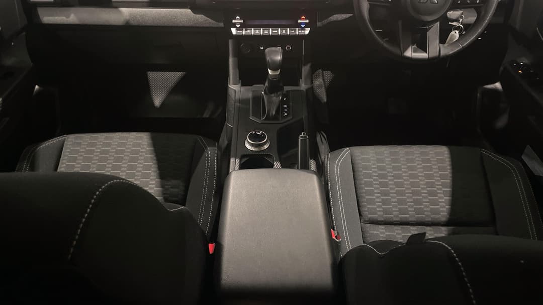 2025 Mitsubishi Triton Glx+ (4x4), Automatic, 9630 km, Center Console