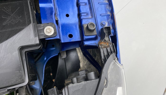 2019 Renault TRIBER RXT, Petrol, Manual, 33,367 km, Left headlight - Clamp has minor damage
