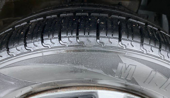 2014 Maruti Ciaz VDI PLUS, Diesel, Manual, 1,35,606 km, Right Front Tyre Tread