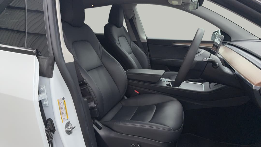 2023 Tesla Model Y Long Range, Automatic, 28994 km, Right Side Front Door Cabin View