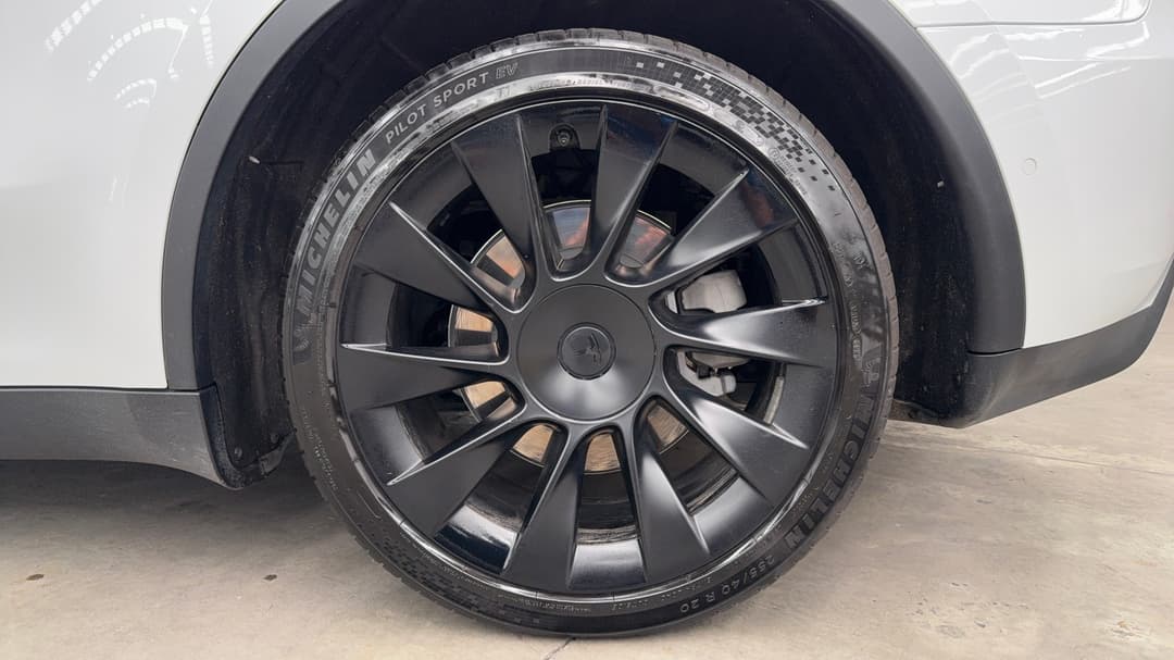 2023 Tesla Model Y Long Range, Automatic, 28994 km, Left Rear Wheel