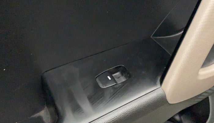 2017 Hyundai Creta SX PLUS AT 1.6 PETROL, Petrol, Automatic, 45,194 km, Left front window switch / handle - Switch/handle not functional