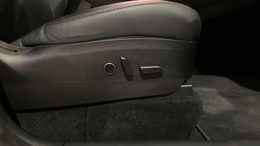 2023 Tesla Model Y Rear-wheel Drive, Automatic, 55947 km, Drivers Side Adjustment Panel