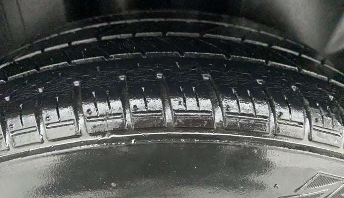 2014 Volkswagen Vento COMFORTLINE MT PETROL, Petrol, Manual, 58,108 km, Right Rear Tyre Tread