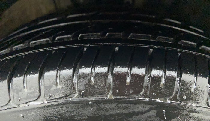2014 Volkswagen Vento COMFORTLINE MT PETROL, Petrol, Manual, 58,108 km, Right Front Tyre Tread