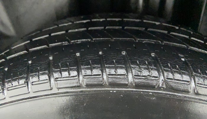2014 Volkswagen Vento COMFORTLINE MT PETROL, Petrol, Manual, 58,108 km, Left Rear Tyre Tread