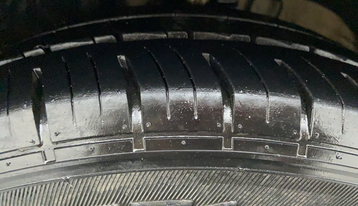 2014 Volkswagen Vento COMFORTLINE MT PETROL, Petrol, Manual, 58,108 km, Left Front Tyre Tread