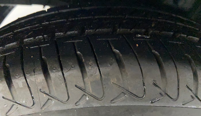 2015 Hyundai Eon MAGNA PLUS, Petrol, Manual, 71,704 km, Right Rear Tyre Tread