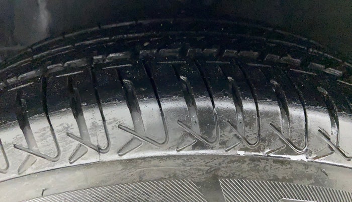 2015 Hyundai Eon MAGNA PLUS, Petrol, Manual, 71,704 km, Left Front Tyre Tread