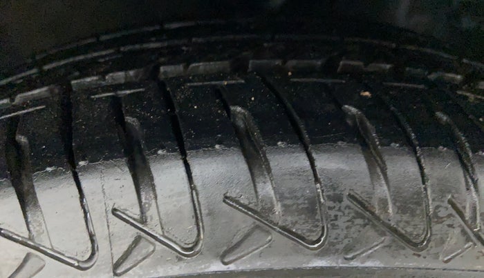 2015 Hyundai Eon MAGNA PLUS, Petrol, Manual, 71,704 km, Right Front Tyre Tread
