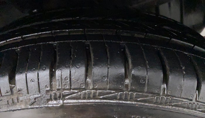 2018 Hyundai Eon MAGNA PLUS, Petrol, Manual, 3,922 km, Left Front Tyre Tread
