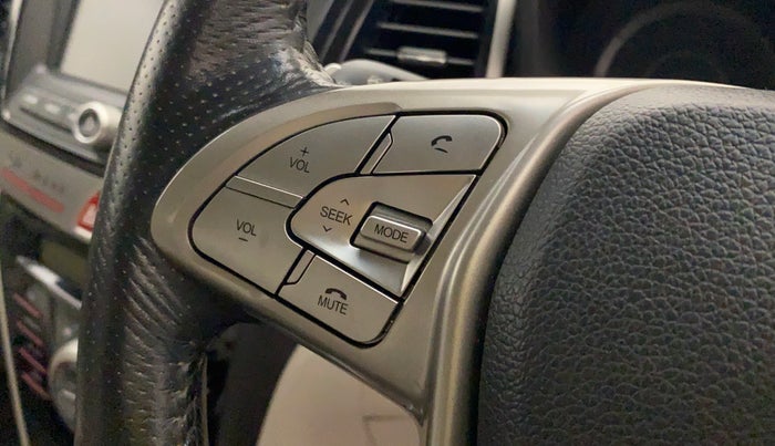 2021 Mahindra XUV300 W8 (O) 1.2 PETROL AMT, Petrol, Automatic, 9,759 km, Steering wheel - Phone control not functional