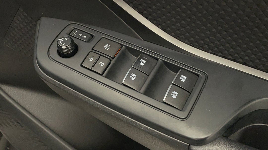 2019 Toyota C-HR (2wd), Manual, 72889 km, Drivers Side Door Panel Controls