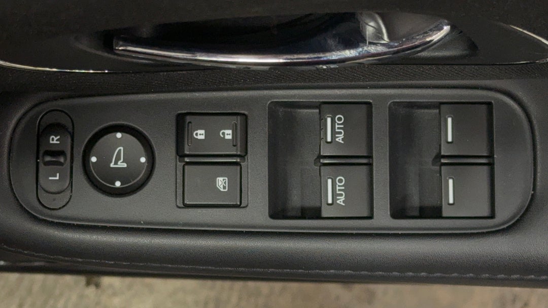 2016 Honda HR-V Vti-s, Automatic, 47753 km, Drivers Side Adjustment Panel