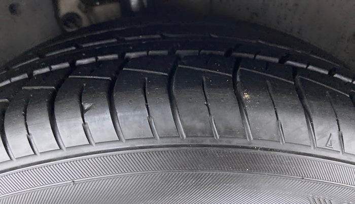 2016 Skoda Superb 1.8 TSI LK AT, Petrol, Automatic, 24,103 km, Right Front Tyre Tread