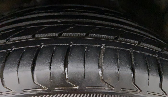 2016 Maruti Vitara Brezza ZDI, Diesel, Manual, 74,950 km, Right Rear Tyre Tread