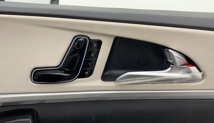 2022 Mahindra XUV700 AX 7 LUXURY D AWD AT 7 STR, Diesel, Automatic, 4,418 km, Driver Side Adjustment Panel