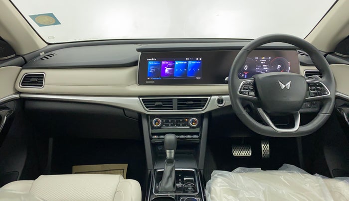2022 Mahindra XUV700 AX 7 LUXURY D AWD AT 7 STR, Diesel, Automatic, 4,418 km, Dashboard