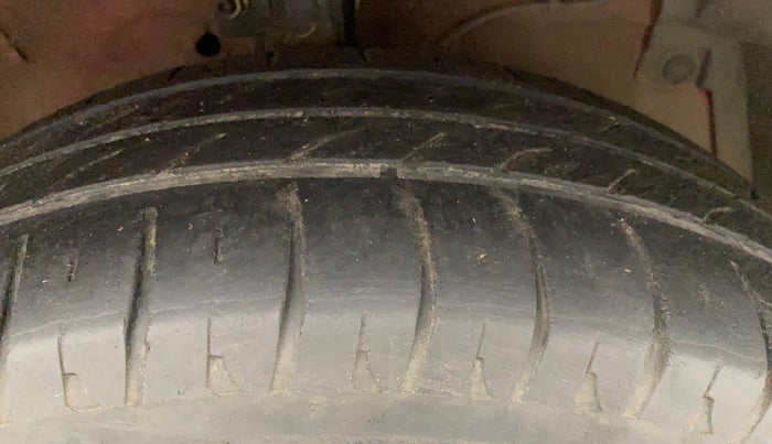 2017 Maruti Swift ZDI, Diesel, Manual, 55,856 km, Right Front Tyre Tread