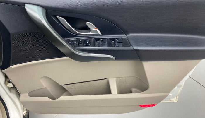 2017 Mahindra XUV500 G AT, Petrol, Automatic, 62,107 km, Driver Side Door Panels Control