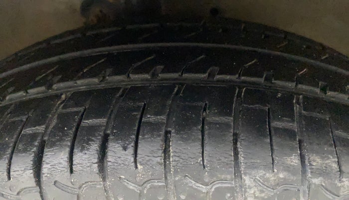 2017 Maruti Celerio VXI, CNG, Manual, 93,026 km, Right Front Tyre Tread