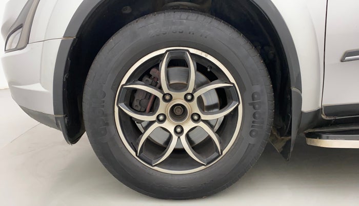 2018 Mahindra XUV500 W7, Diesel, Manual, 1,03,546 km, Left Front Wheel