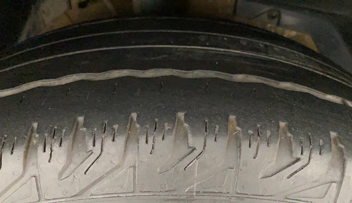 2018 Mahindra XUV500 W7, Diesel, Manual, 1,03,546 km, Right Front Tyre Tread