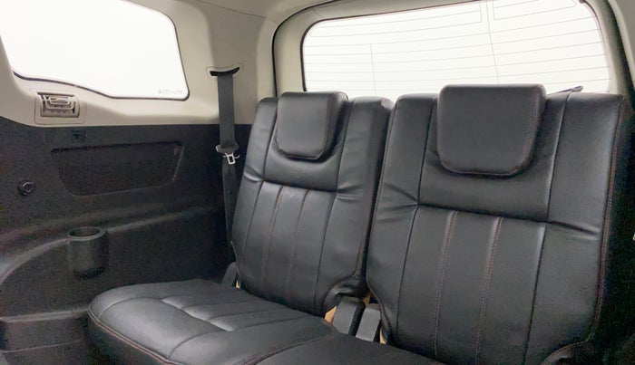 2018 Mahindra XUV500 W7, Diesel, Manual, 1,03,546 km, Third Seat Row ( optional )