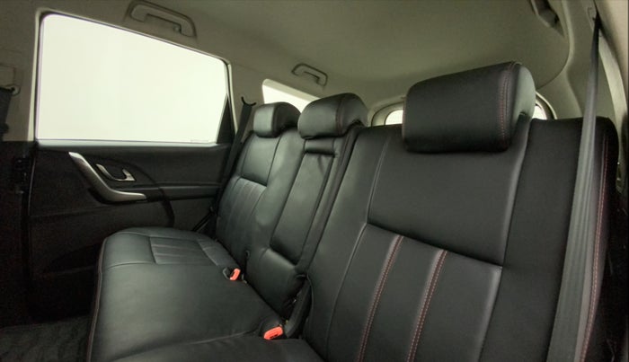 2018 Mahindra XUV500 W7, Diesel, Manual, 1,03,546 km, Right Side Rear Door Cabin