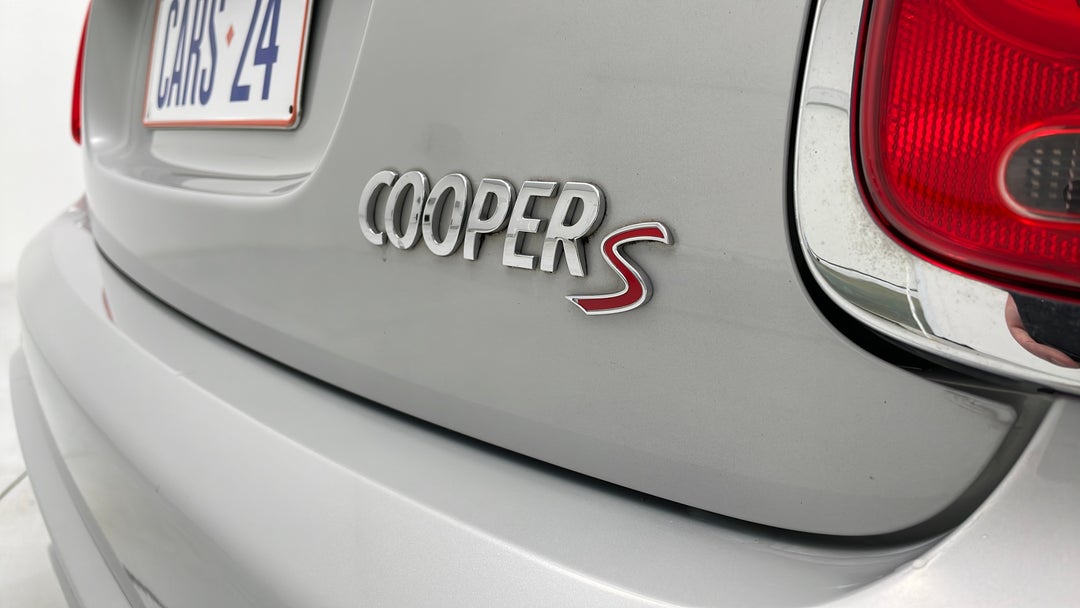 Badge (Boot Right Side)