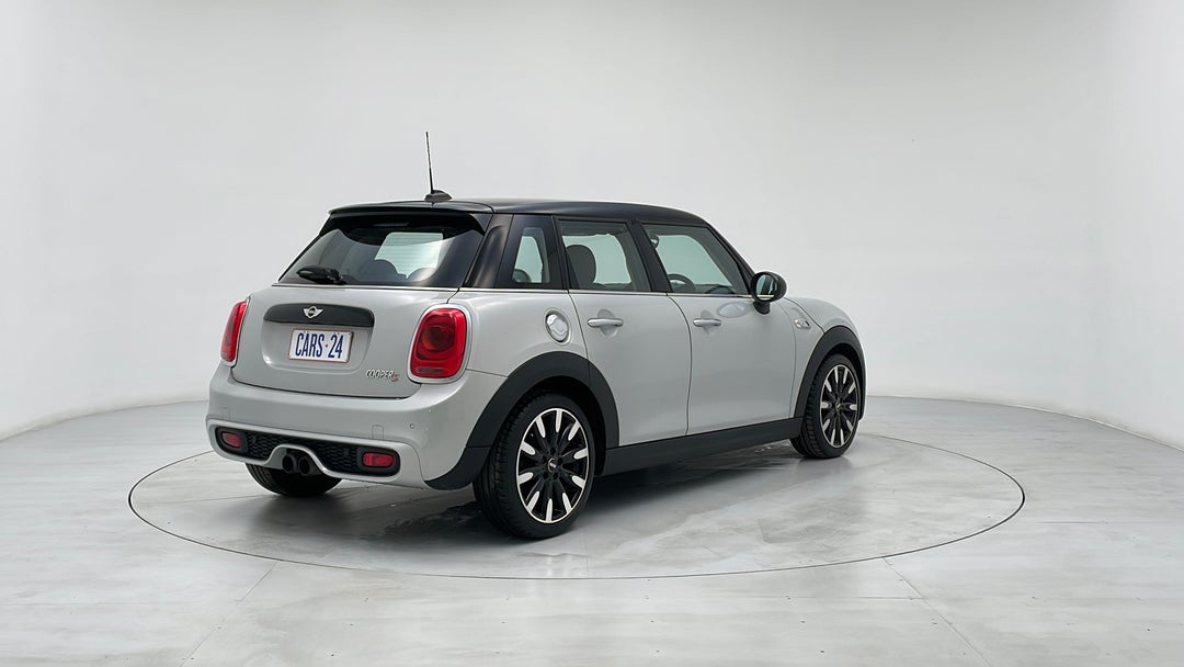 Right Back Diagonal (45- Degree) View