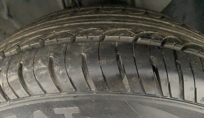 2016 Hyundai Elite i20 MAGNA 1.2, Petrol, Manual, 54,543 km, Right Front Tyre Tread