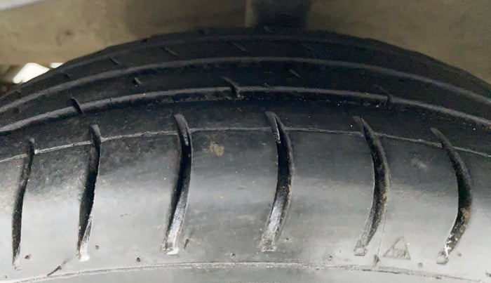 2015 Hyundai Eon ERA PLUS, Petrol, Manual, 76,875 km, Left Front Tyre Tread