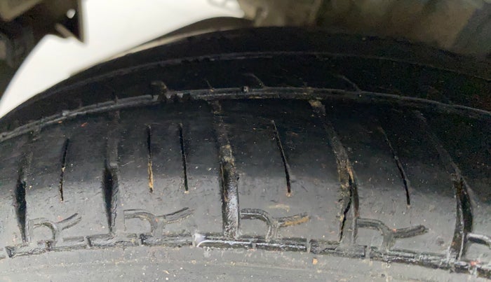 2015 Hyundai Eon ERA PLUS, Petrol, Manual, 76,875 km, Right Rear Tyre Tread